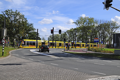 900300 Afbeelding van een tram van U-OV ter hoogte van de kruising van de Heidelberglaan met de Hoofddijk, gezien vanaf ...